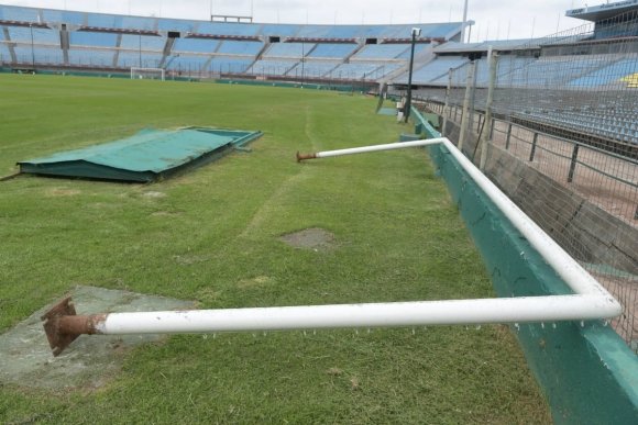 Históricos arcos del Estadio Centenario dejaron el templo del fútbol uruguayo