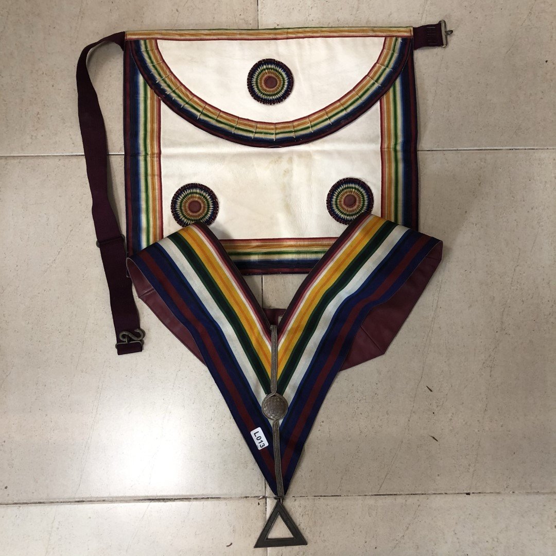 Mandil, collarín y joya masónicos