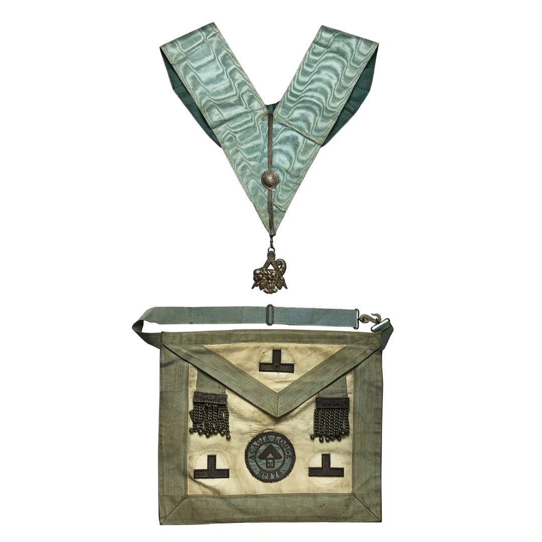 Mandil, collarín y joya masónicos