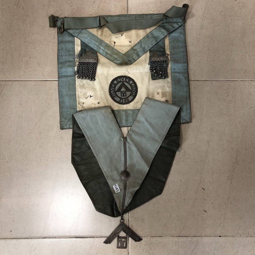 Mandil, collarín y joya masónicos