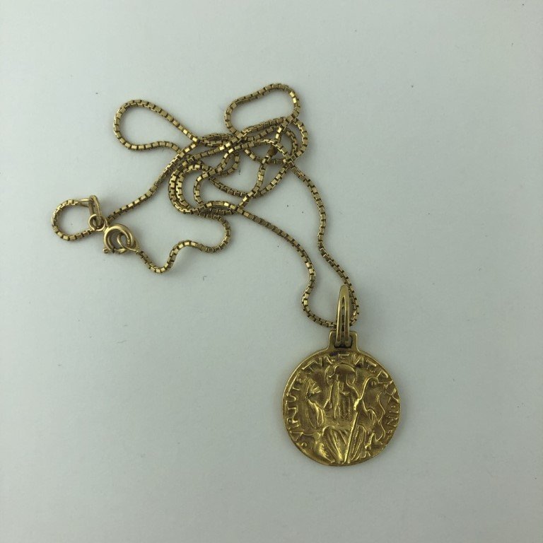 Cadena y medalla en oro