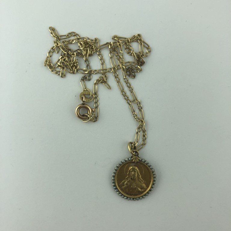 Cadena y medalla en oro