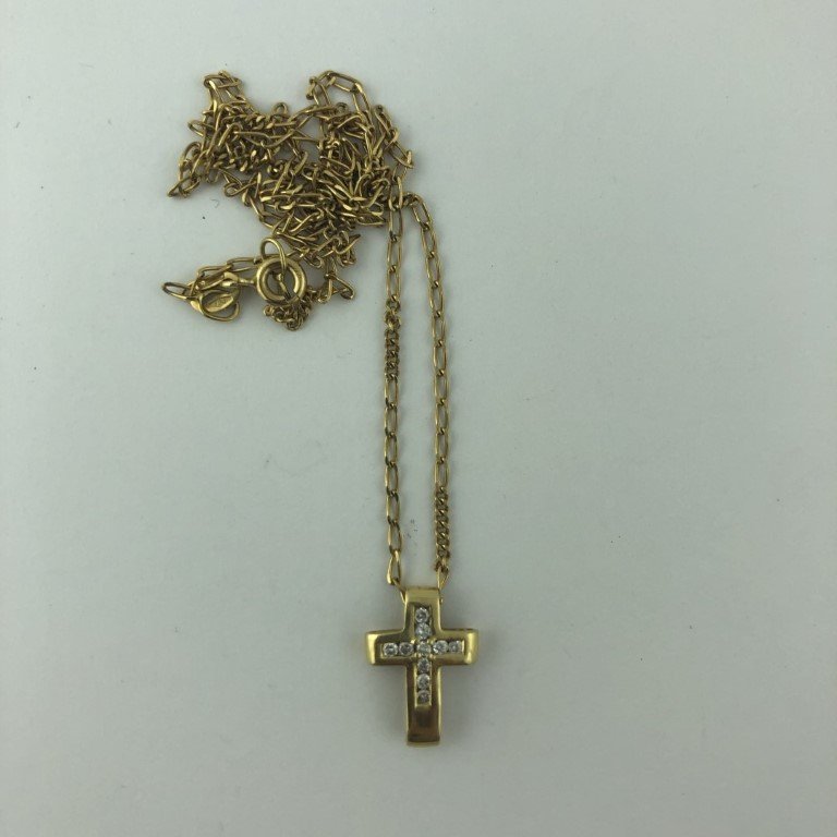 Cruz y cadena en oro 18 K