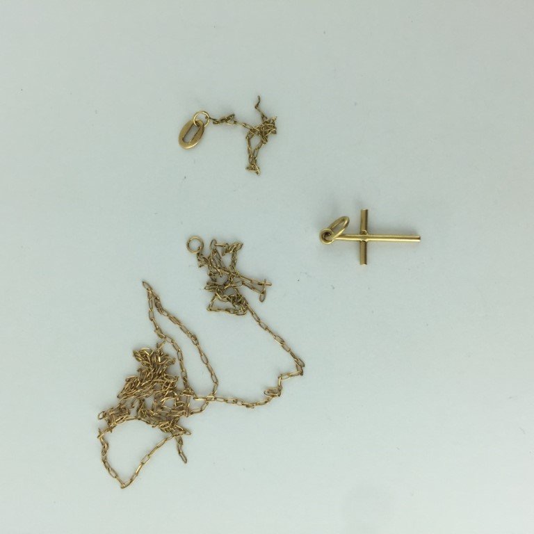 Cruz y cadena en oro 18 K