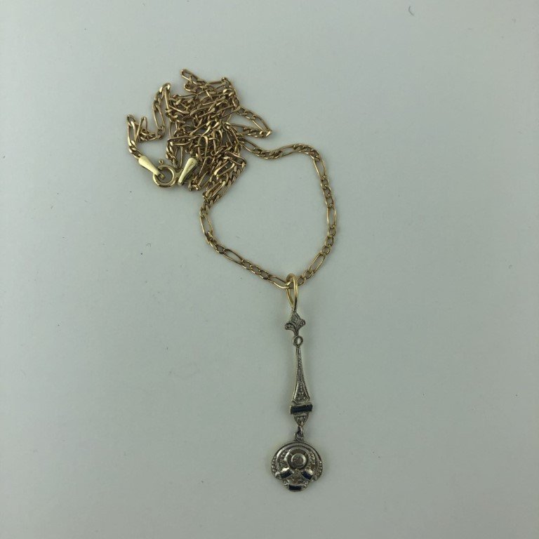 Cadena y colgante en oro