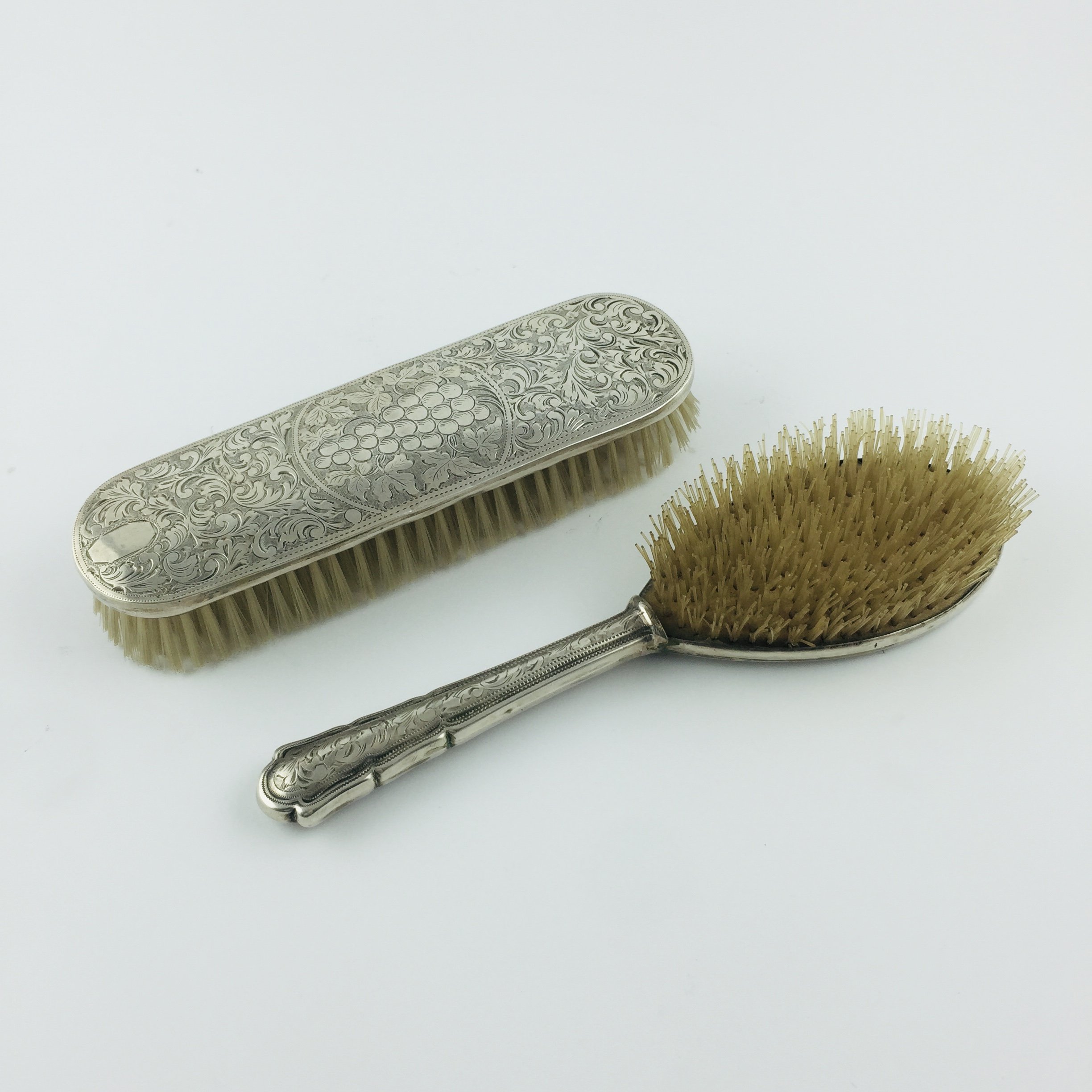 Dos cepillos de tocador