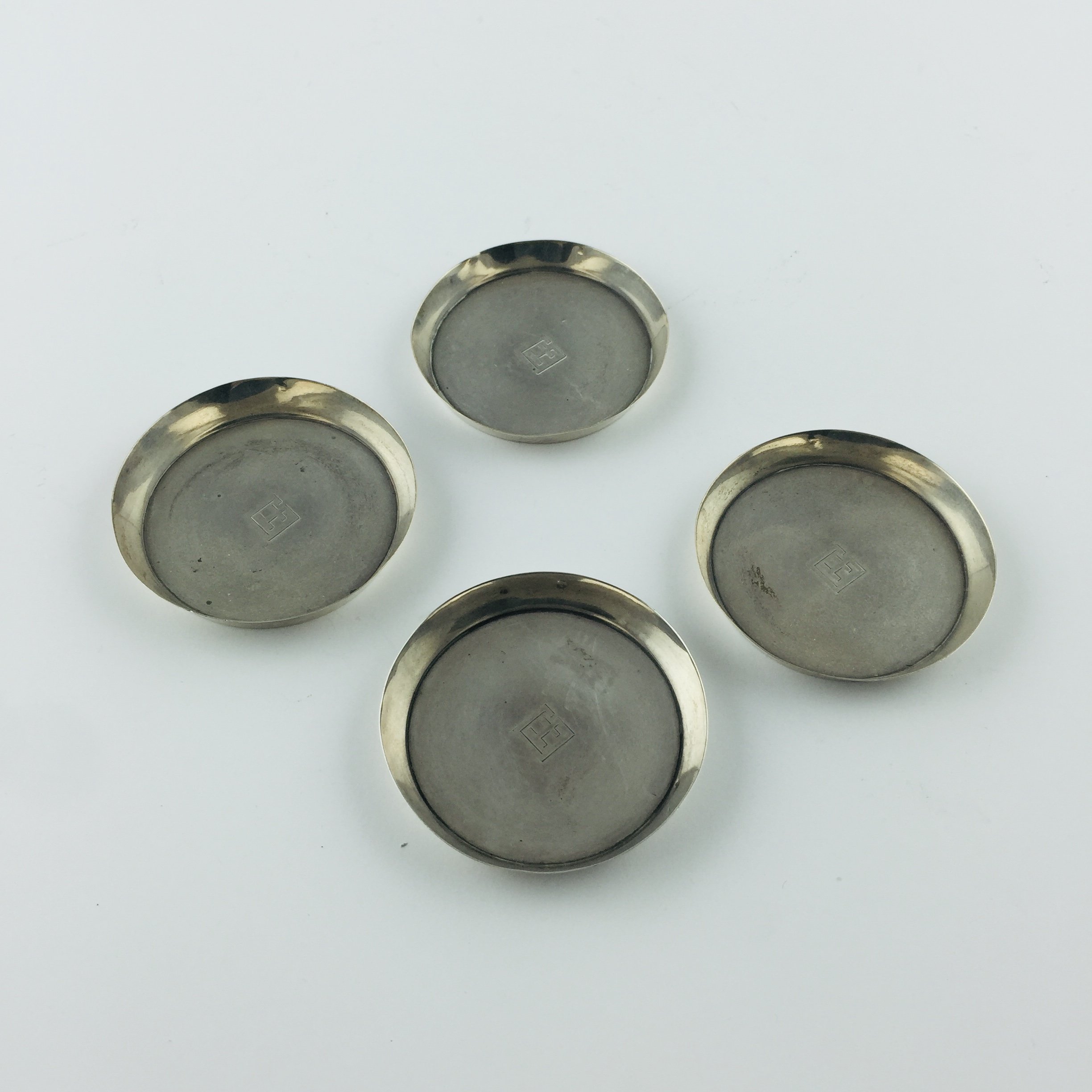 Cuatro platos en plata