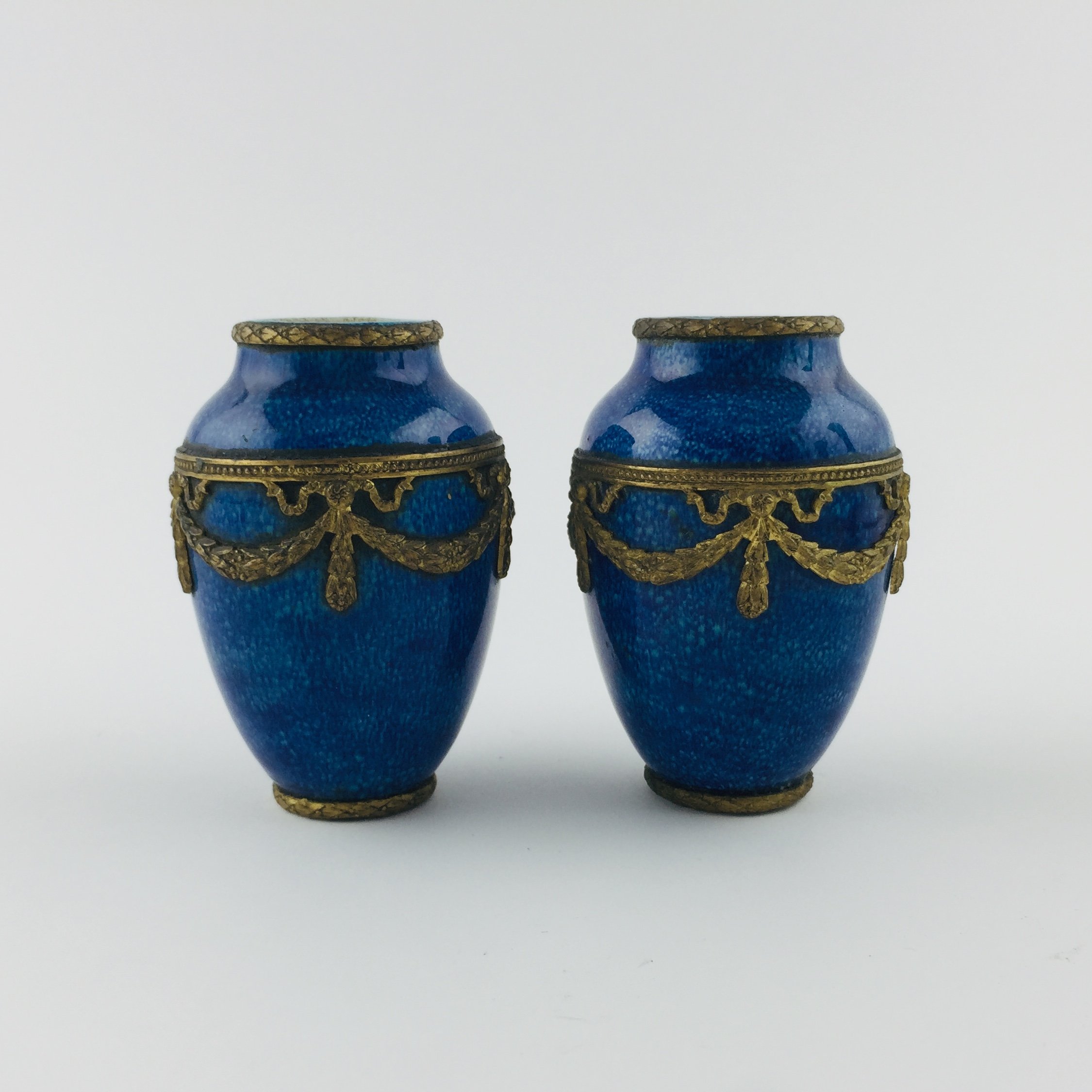 Par de floreritos Sèvres