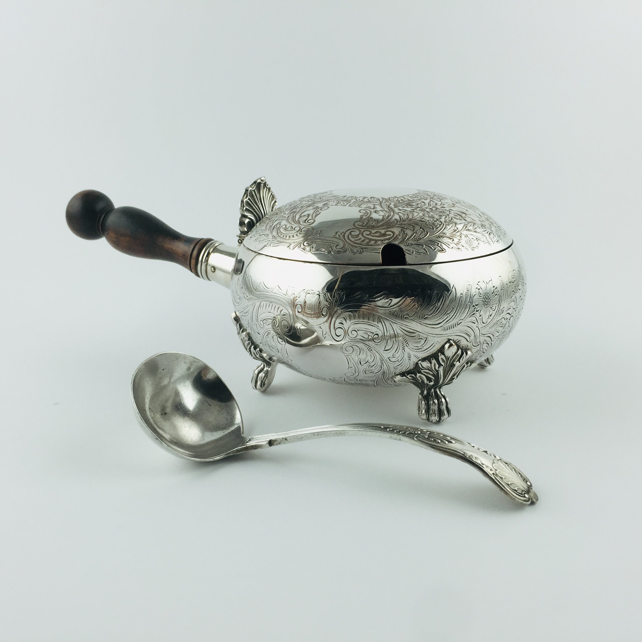 Salsera en metal plateado