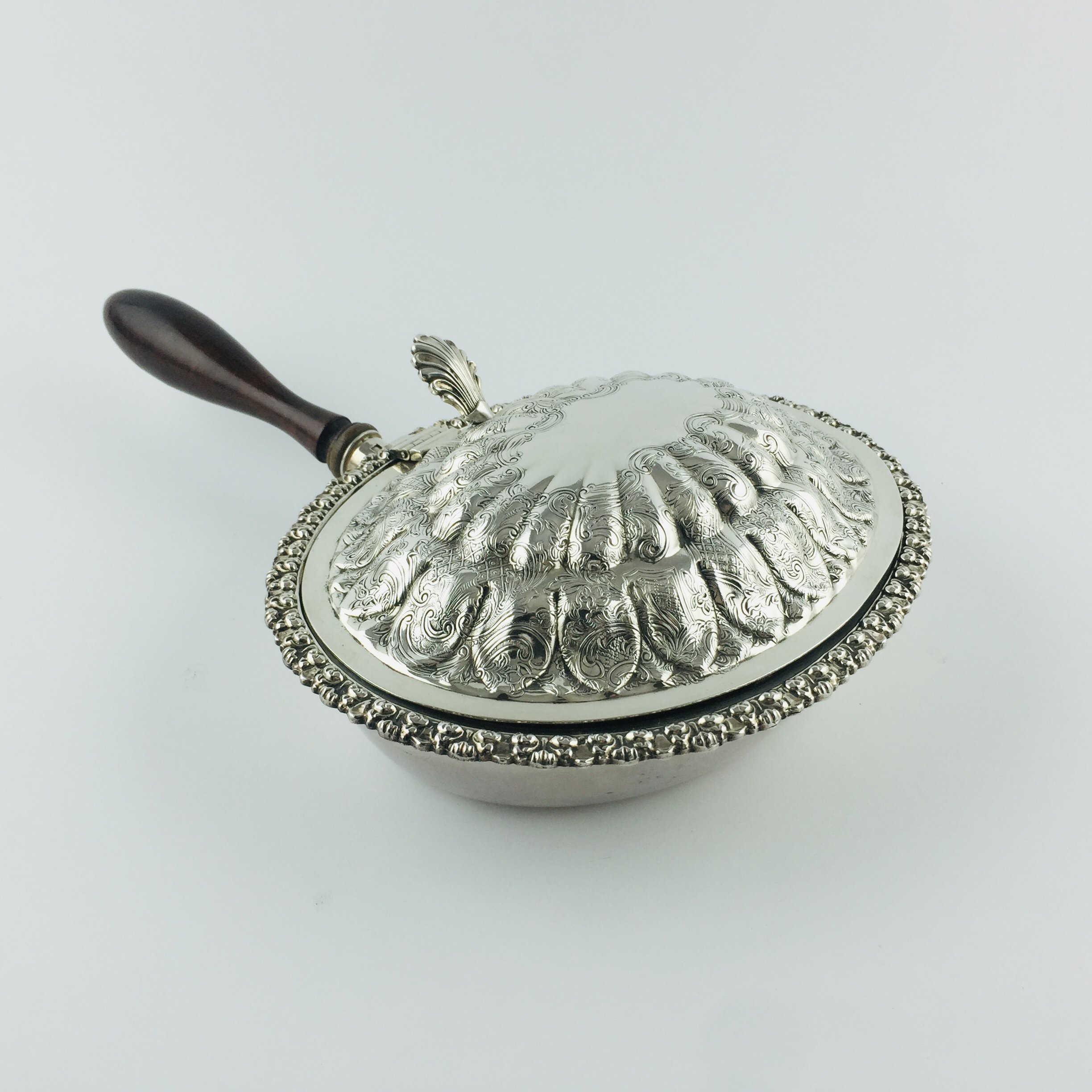 Pieza de servir en metal plateado