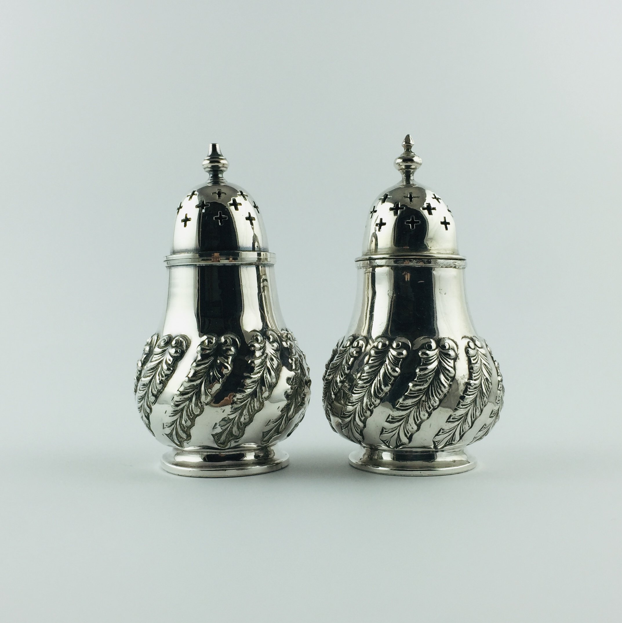 Par de azucareros en metal plateado