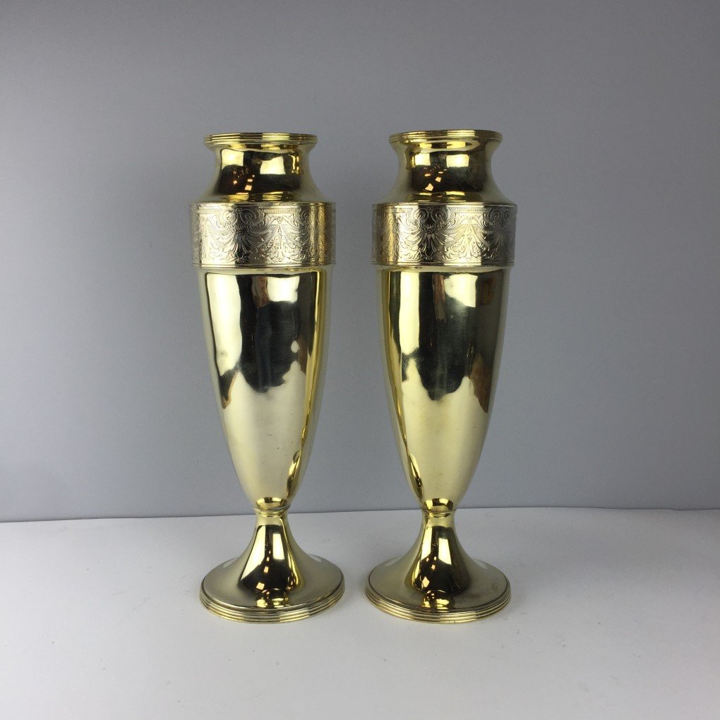 Par de floreros en metal dorado