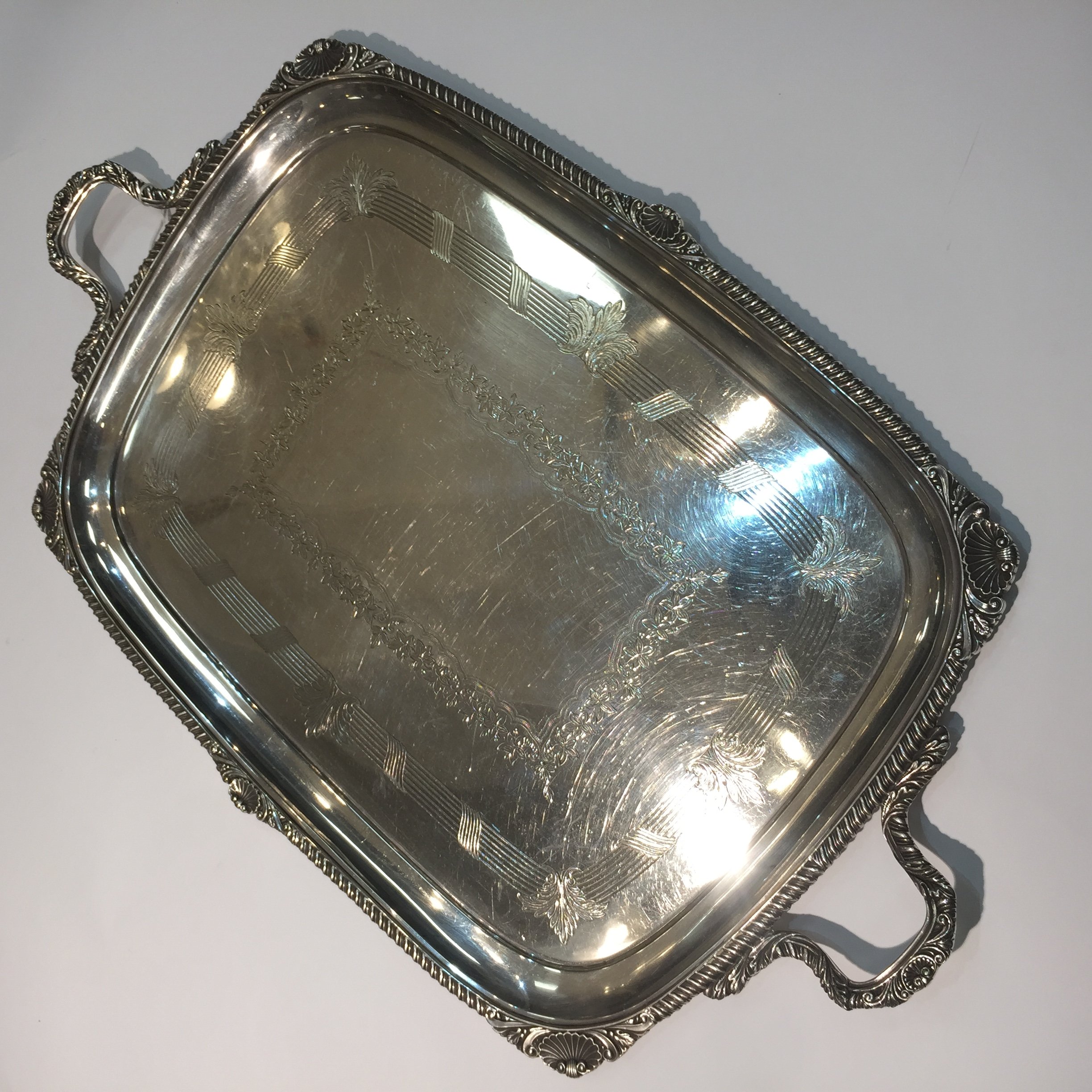 Bandeja en metal plateado