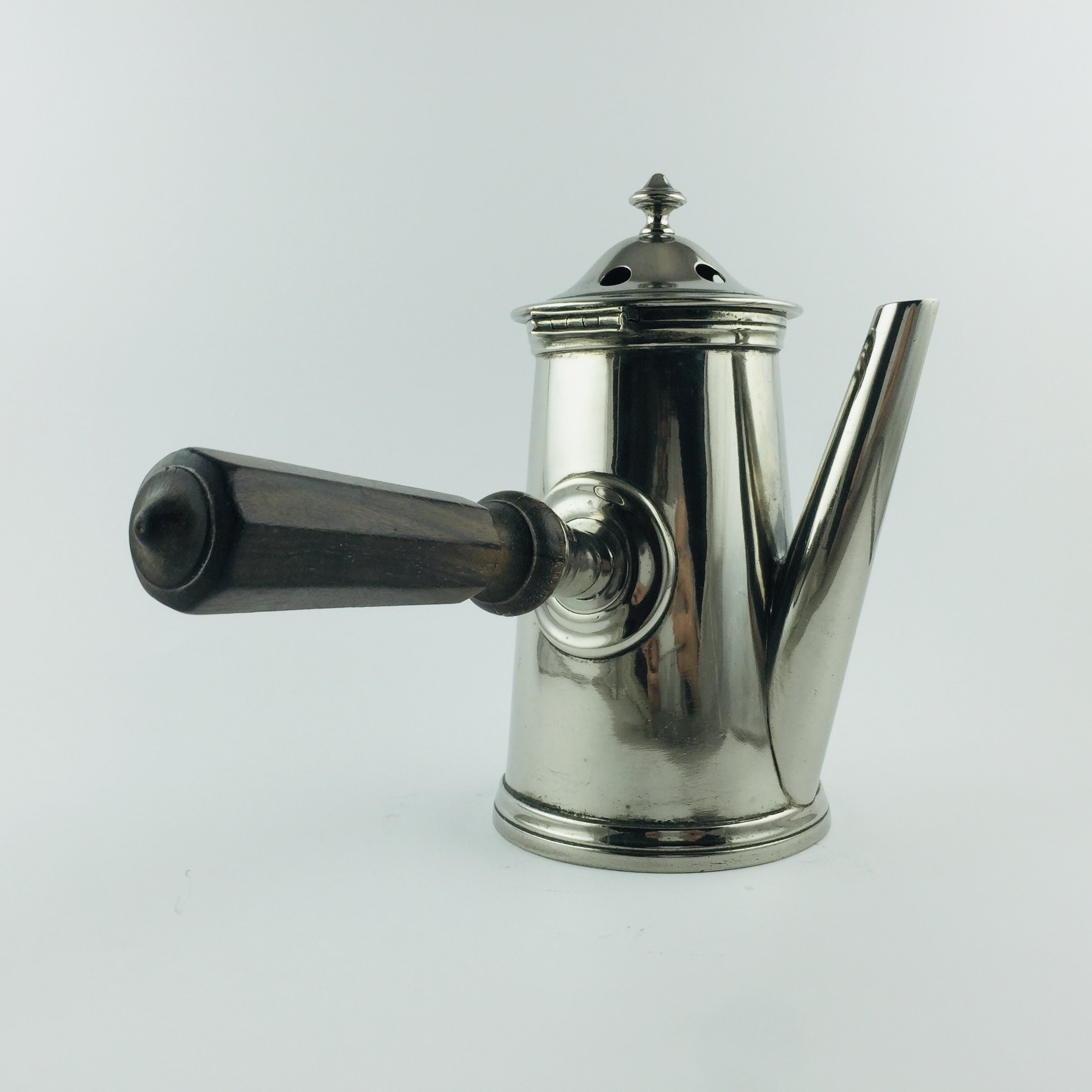 Cafetera en metal plateado