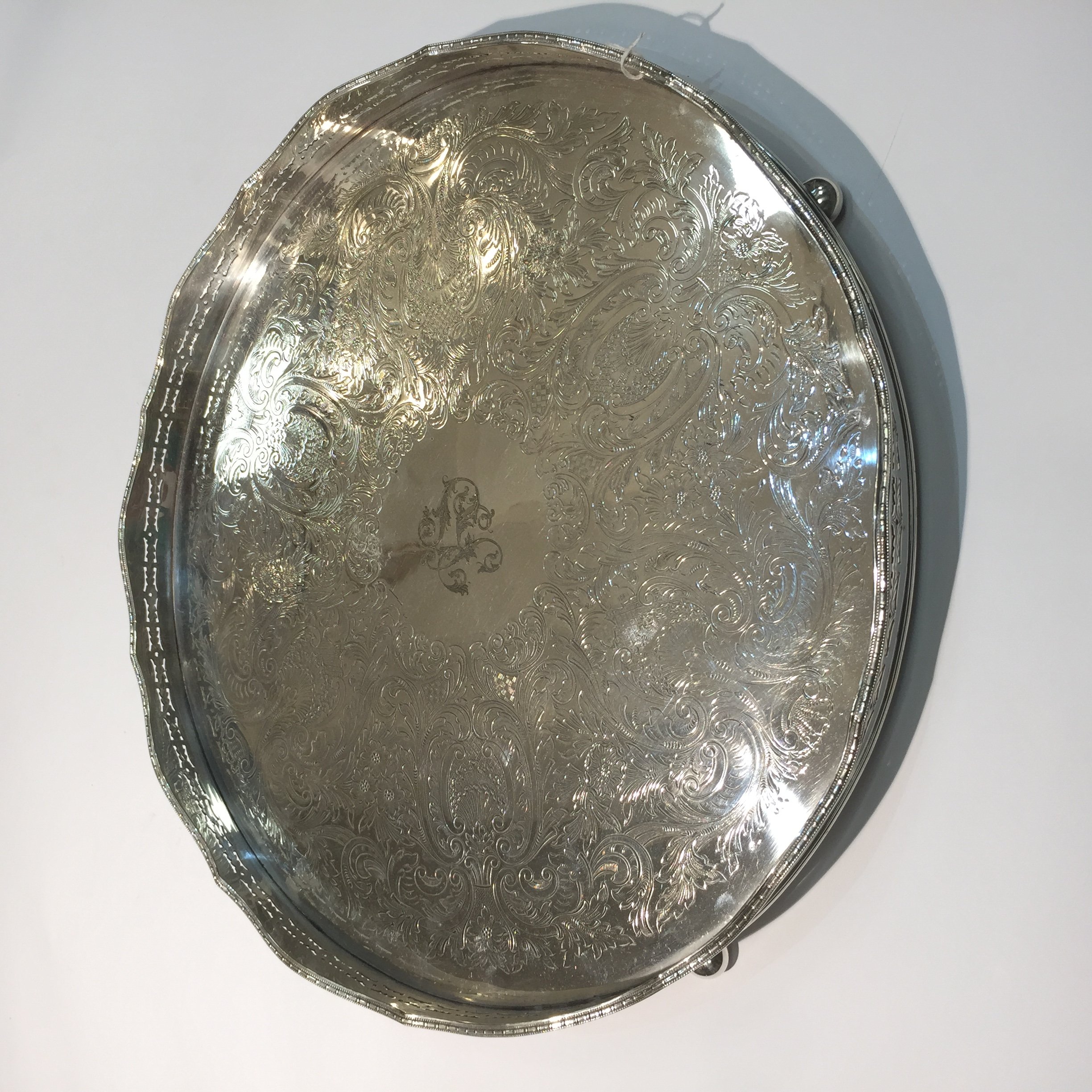 Bandeja en metal plateado