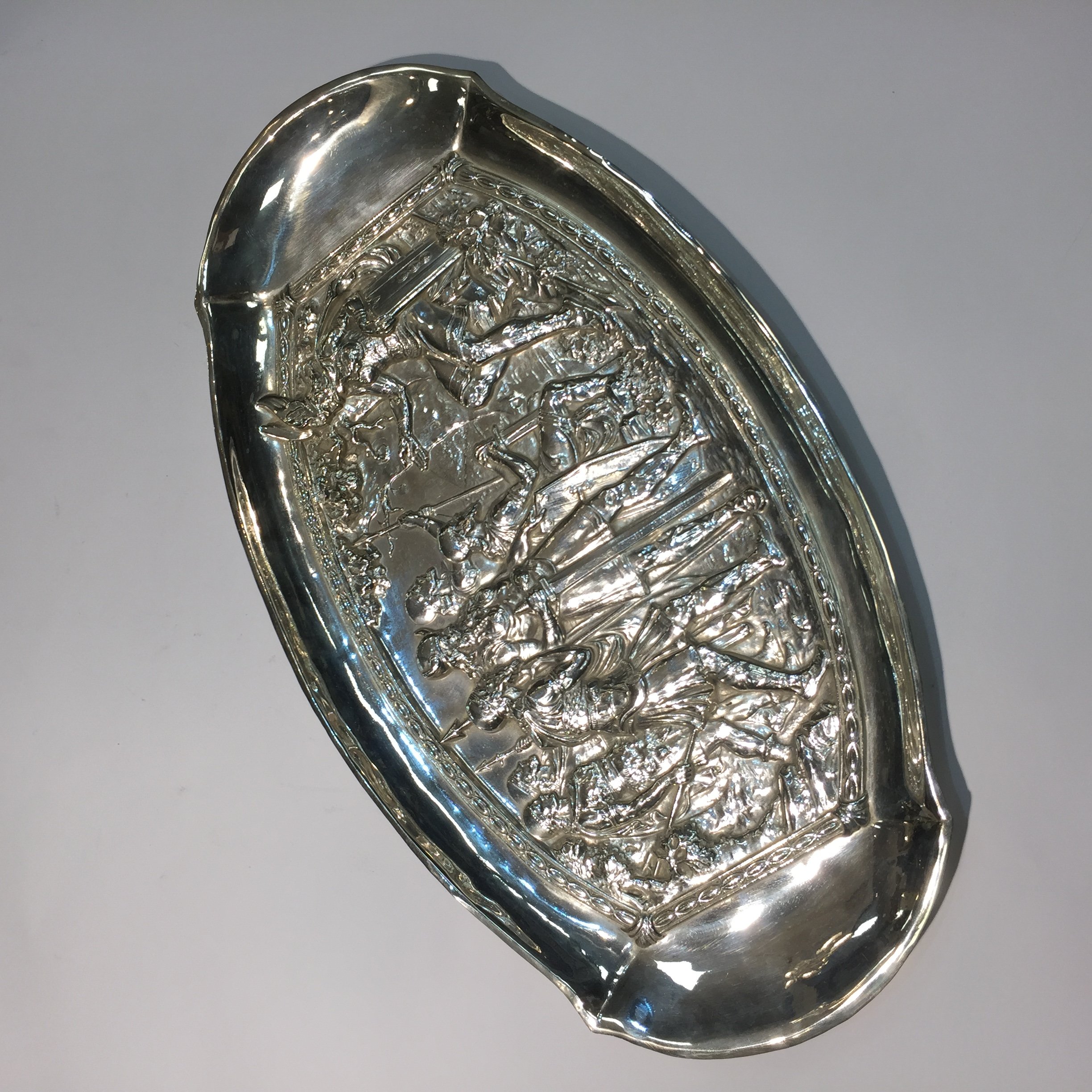 Plato en metal plateado