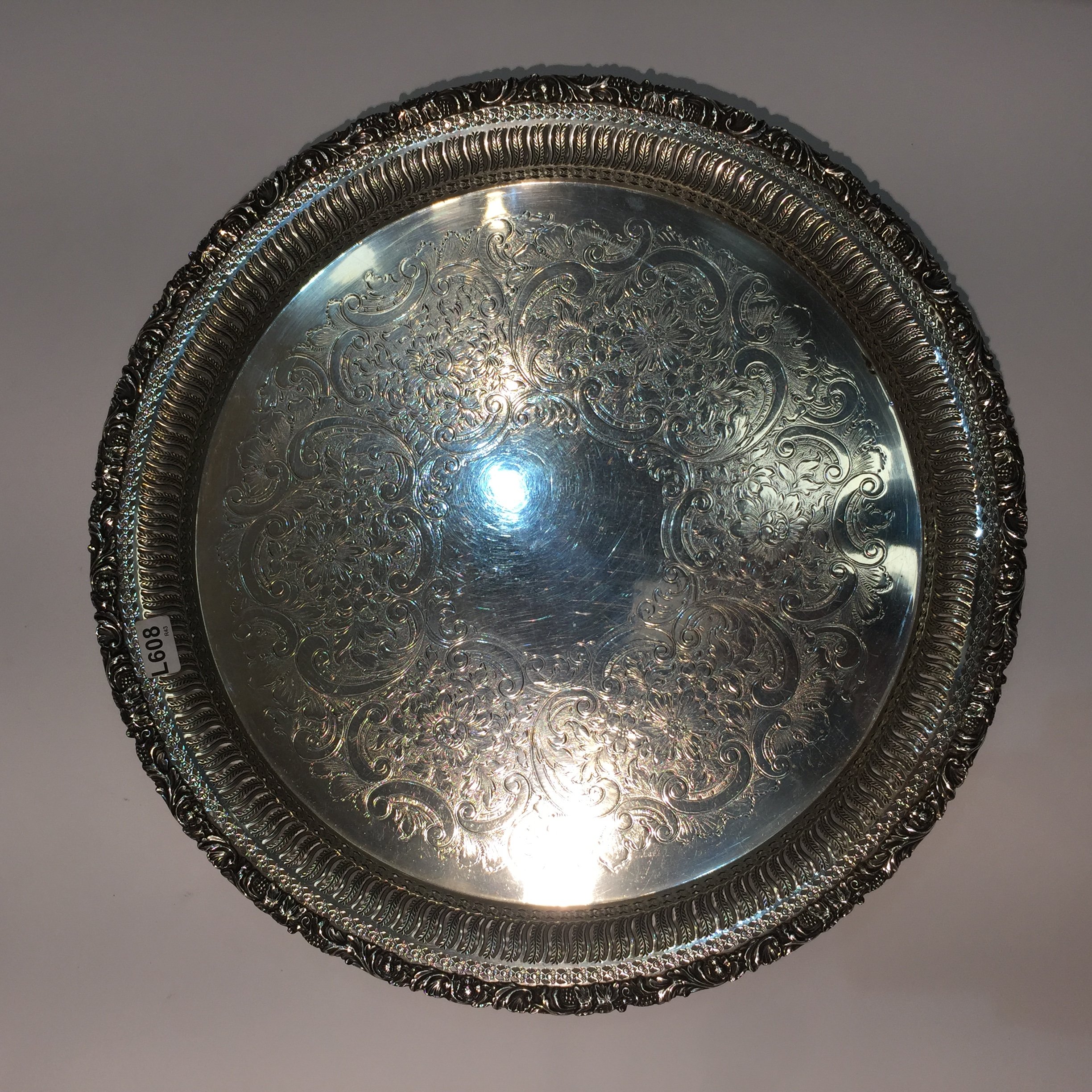 Bandeja en metal plateado