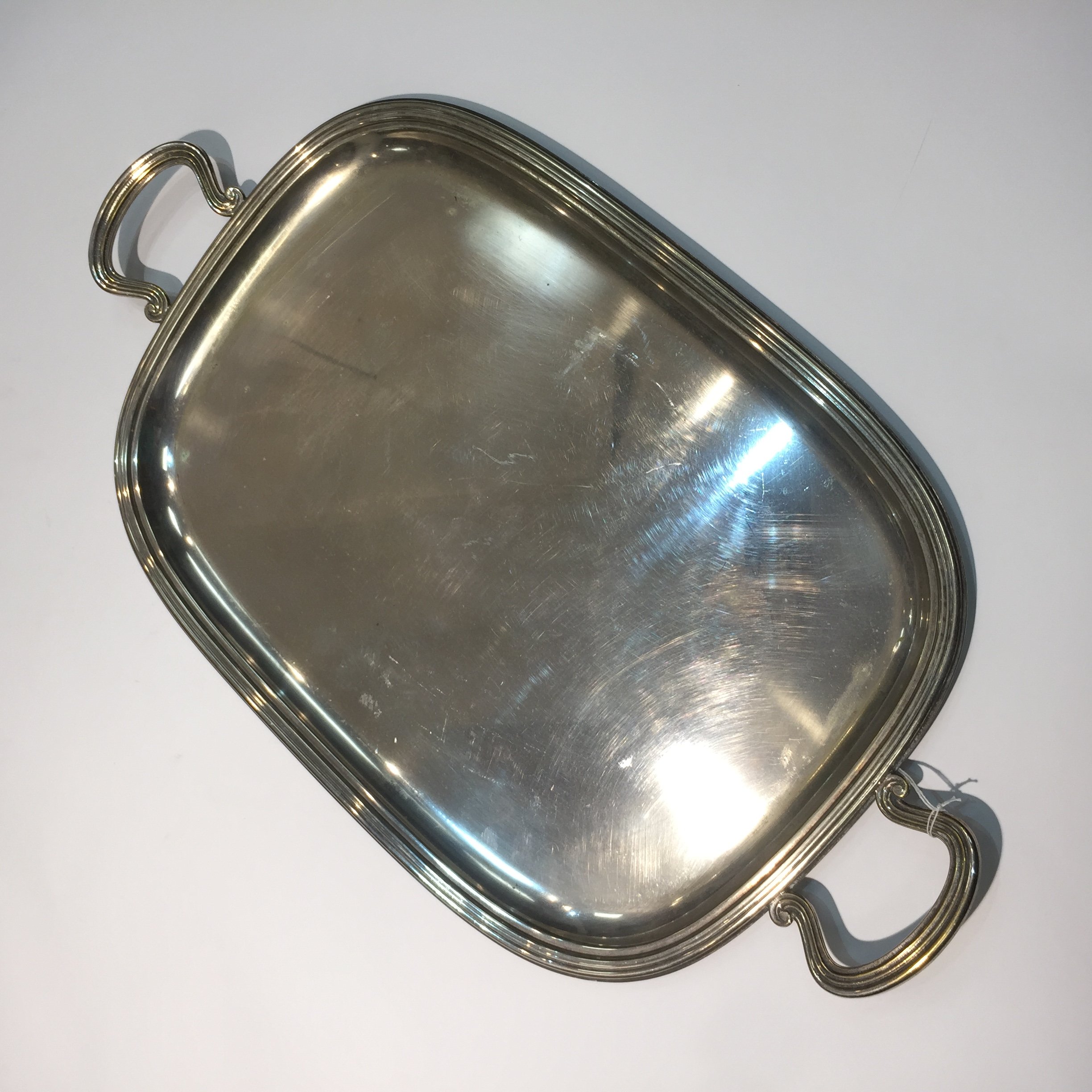 Bandeja en metal plateado