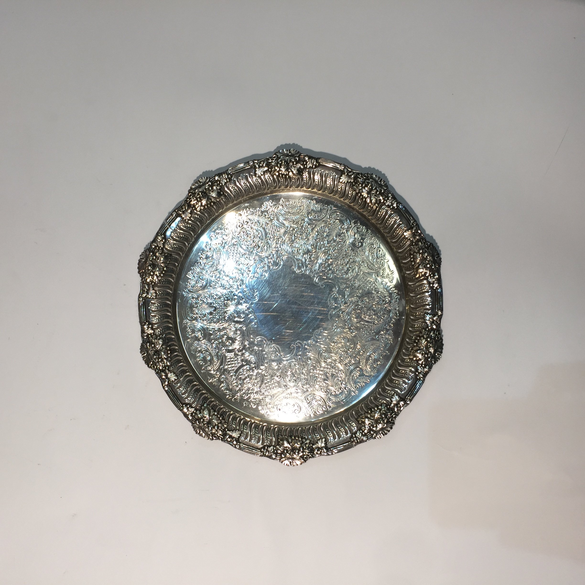 Bandeja en metal plateado