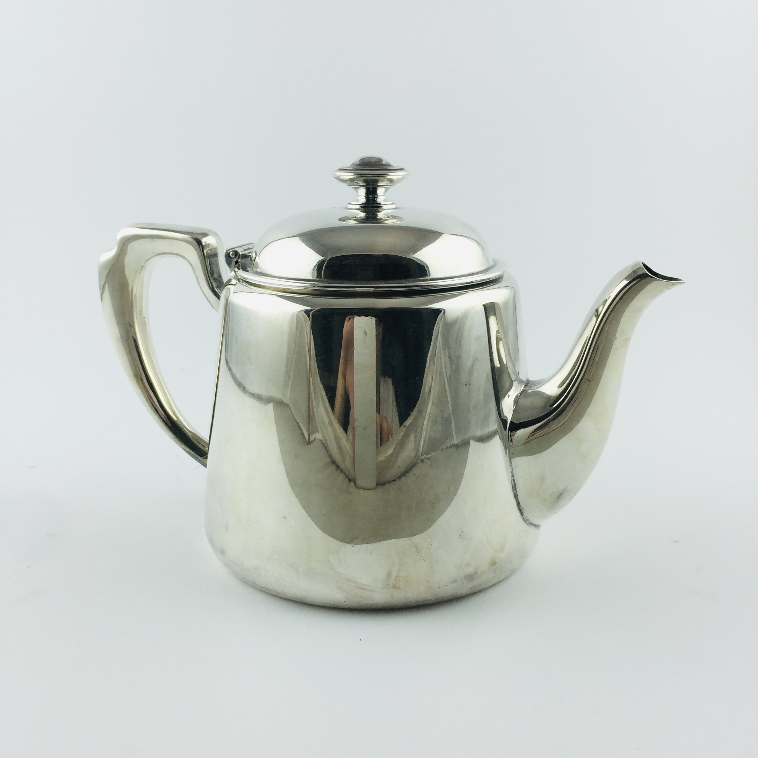 Tetera en metal plateado