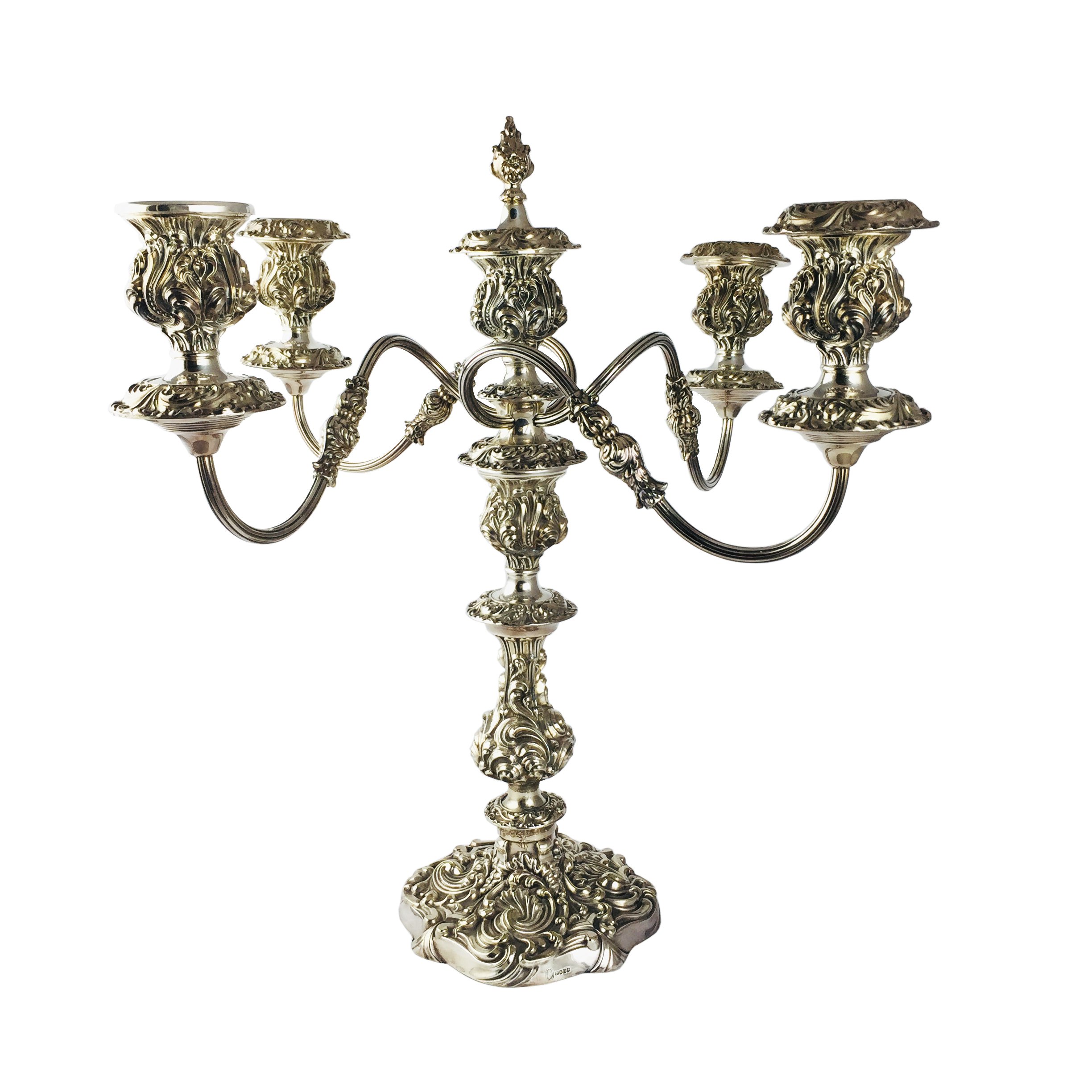 Par de candelabros en metal plateado
