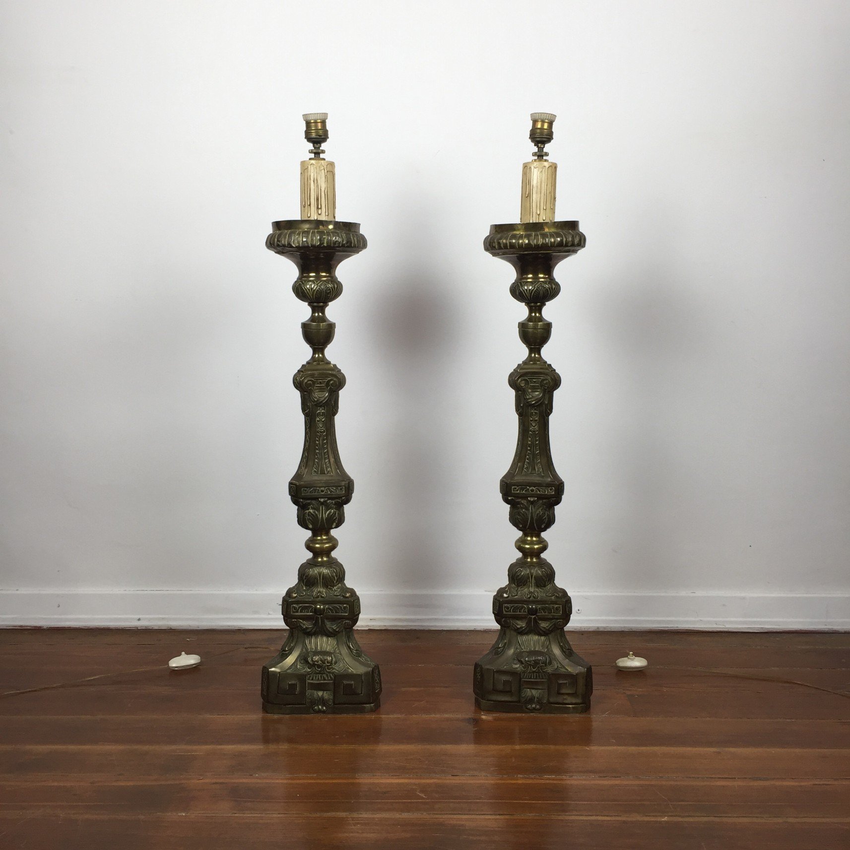 Par de candeleros en bronce