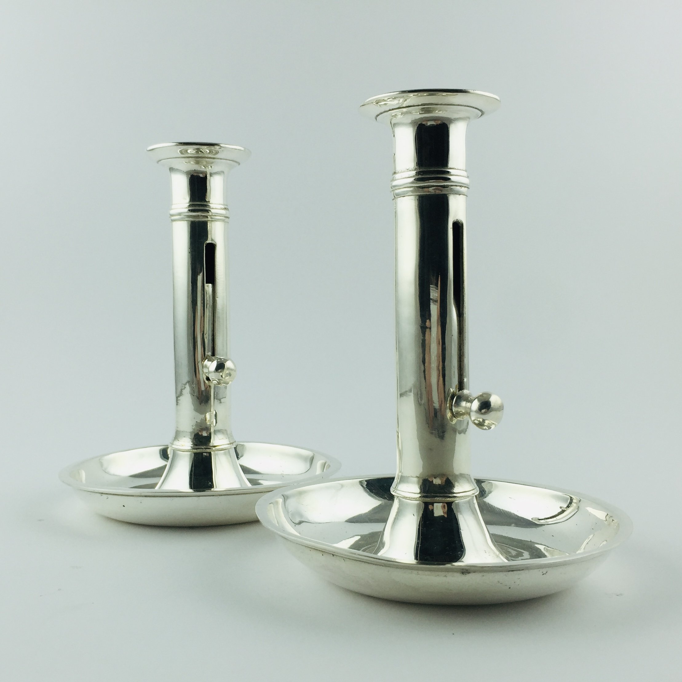 Par de candeleros en metal plateado