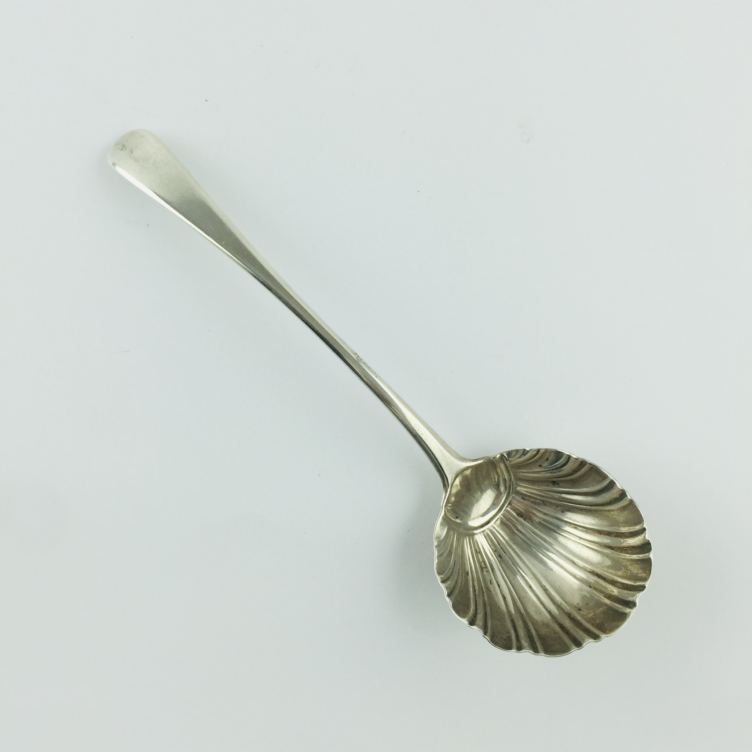 Cuchara inglesa en plata