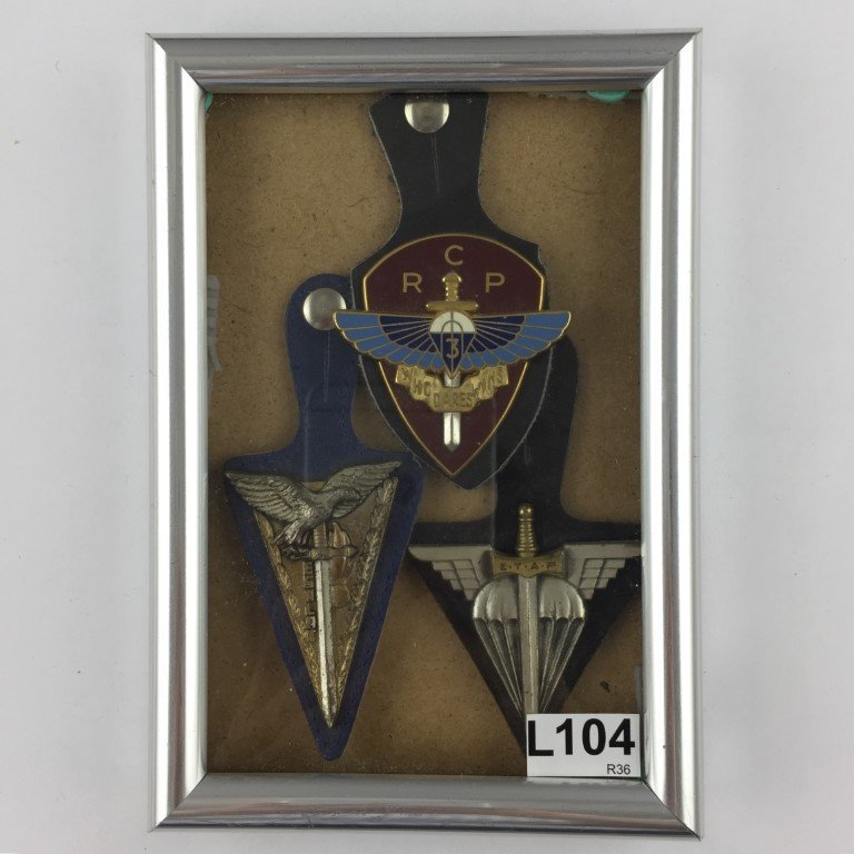 Conjunto de tres insignias en metal