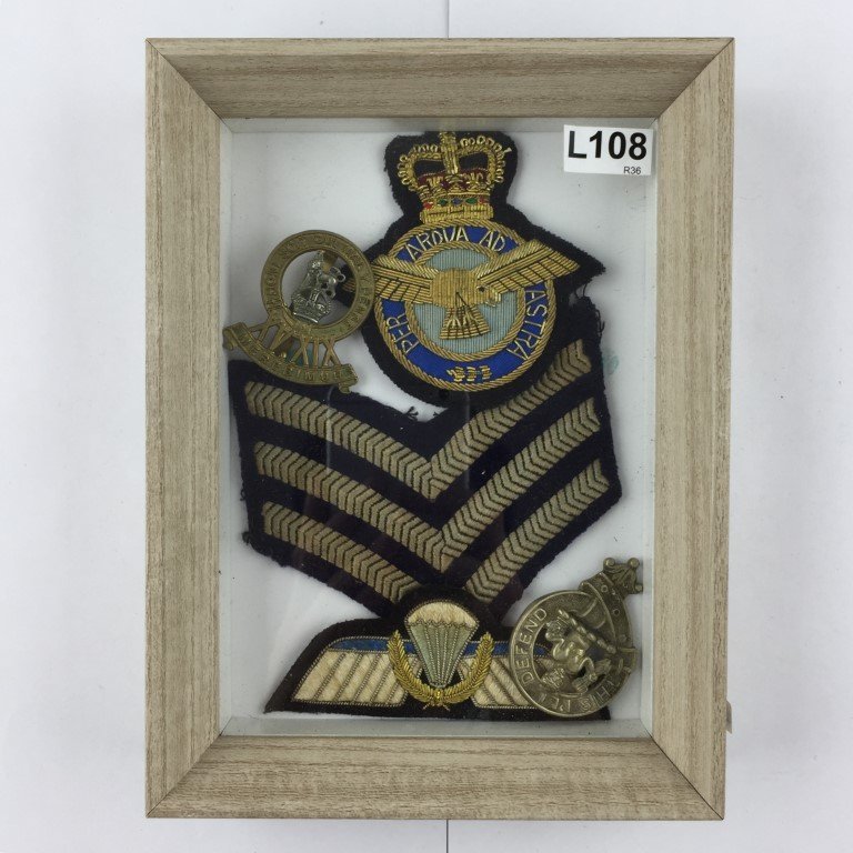 Tres parches y dos insignias