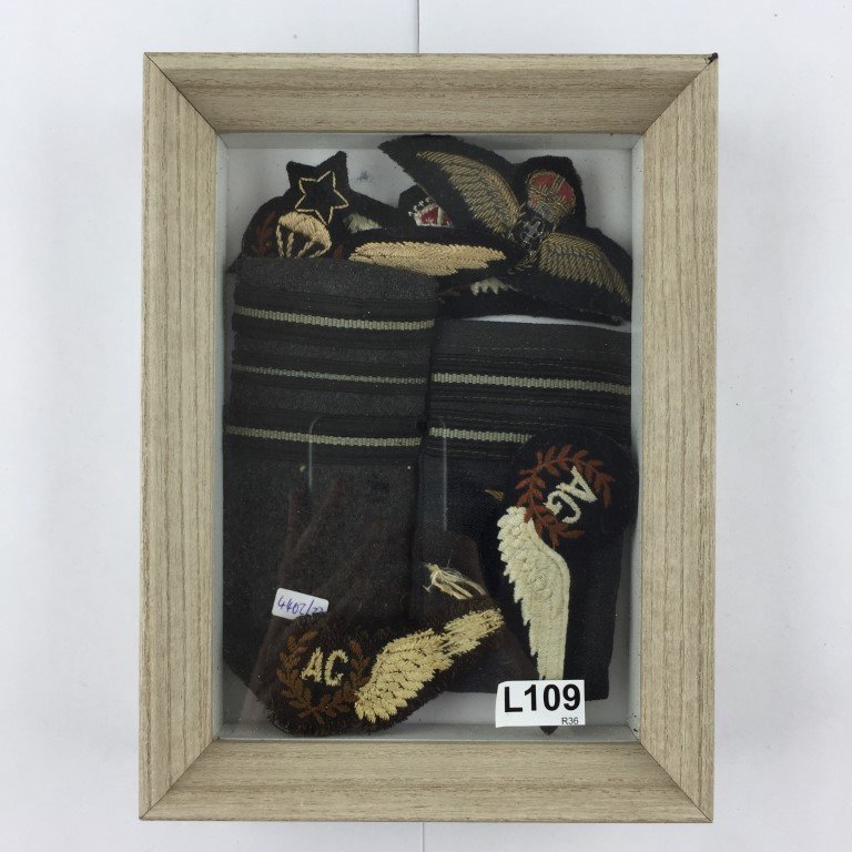 Cuatro parches bordados y dos charreteras