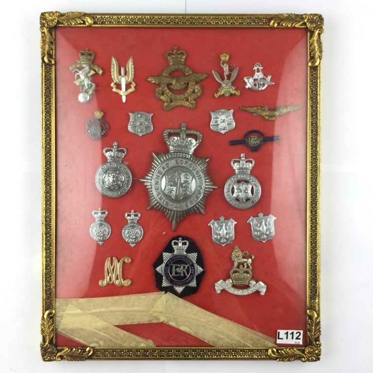 Veinte insignias en metal