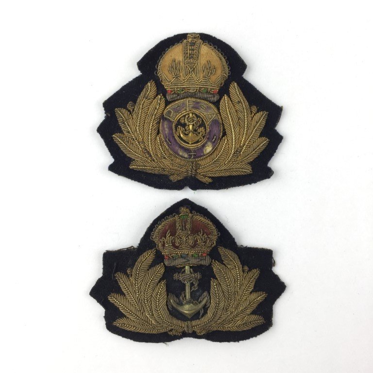 Una insignia y cuatro parches