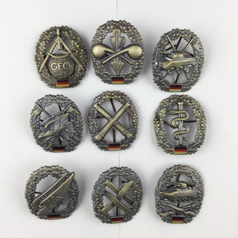 Veinticuatro insignias en metal