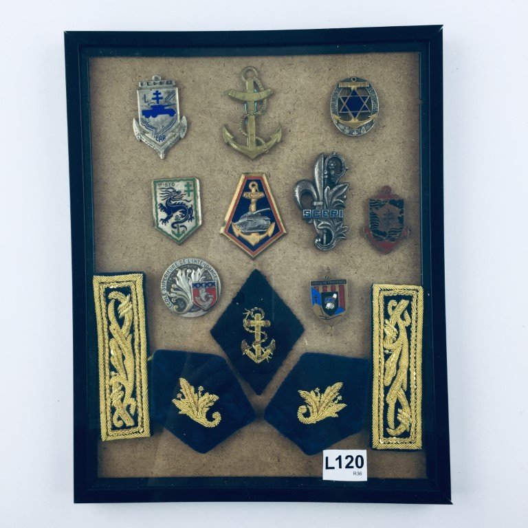 Nueve insignias en metal