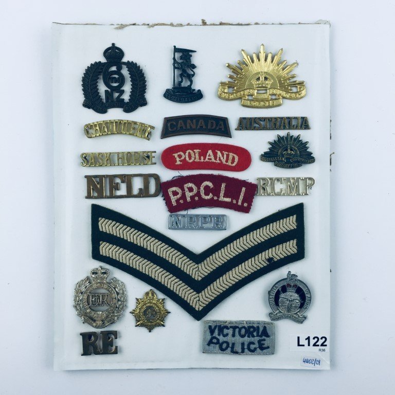 Quince insignias y cuatro parches