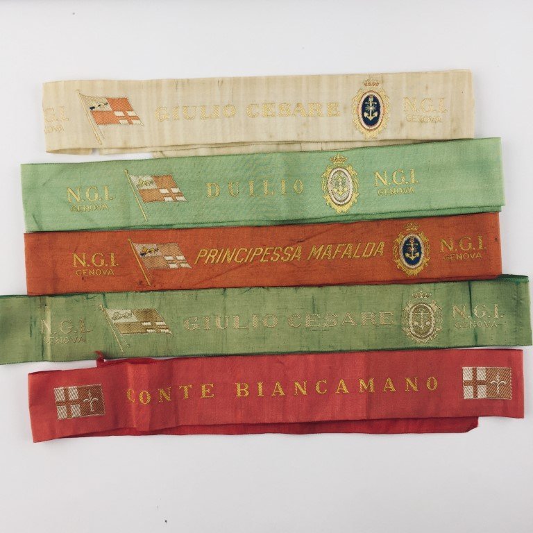 Cinco cintas de gorra