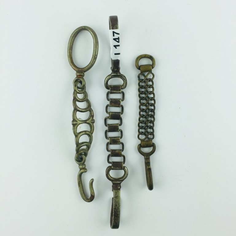 Tres ganchos tirasables