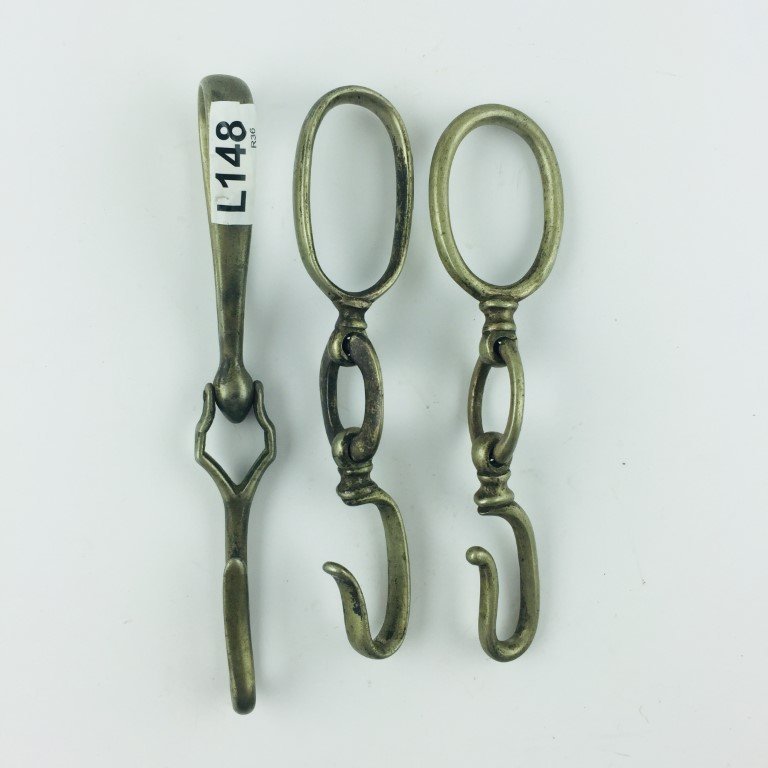 Tres ganchos tirasables