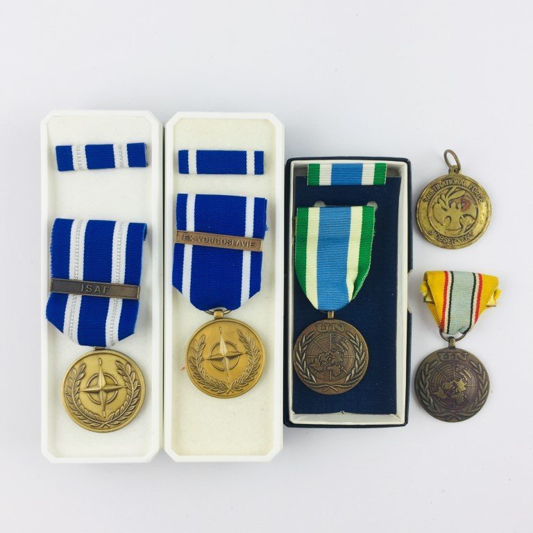 Cinco condecoraciones