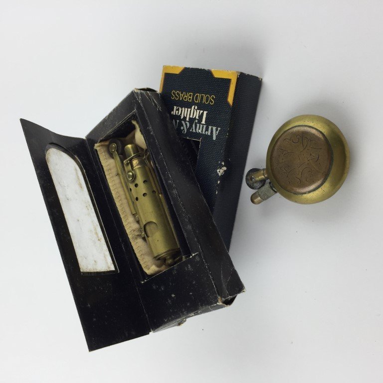 Dos antiguos encendedores