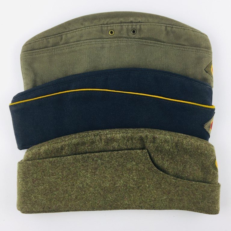 Tres gorras militares