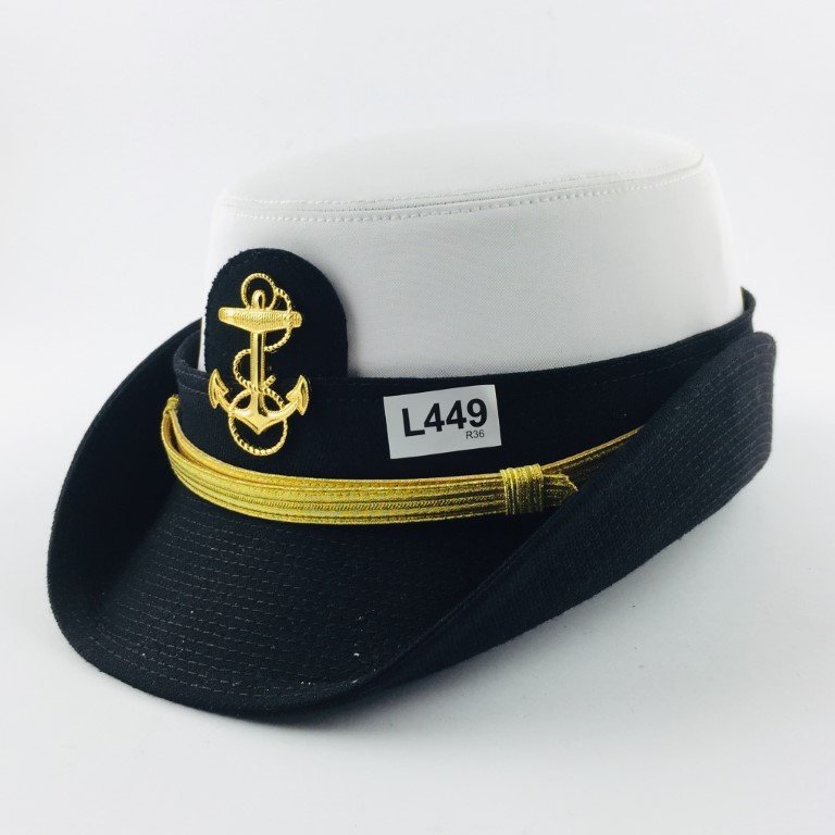 tres gorras militares