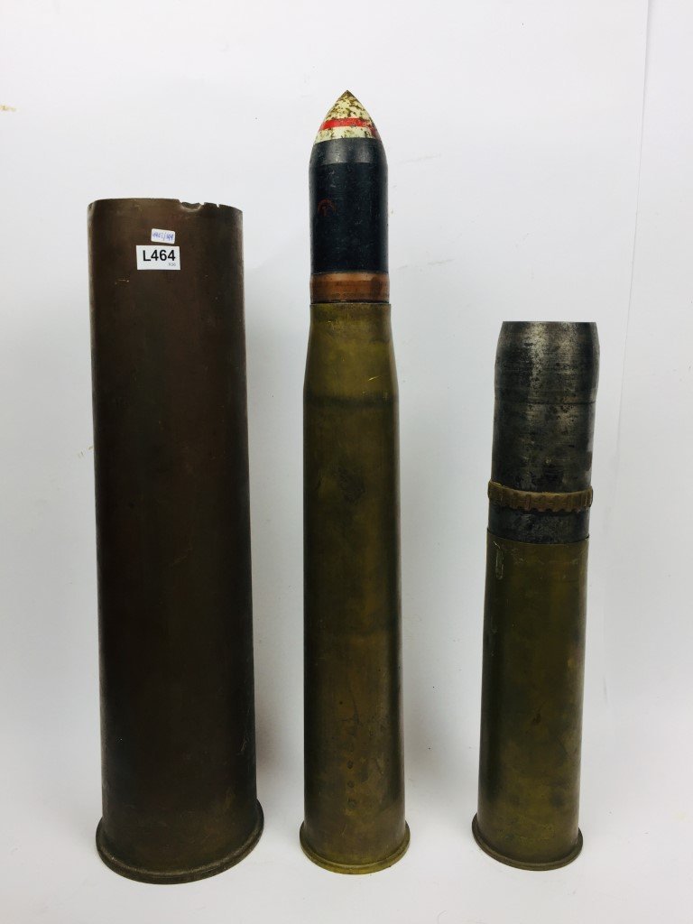 Diecisiete vainas de balas de cañón