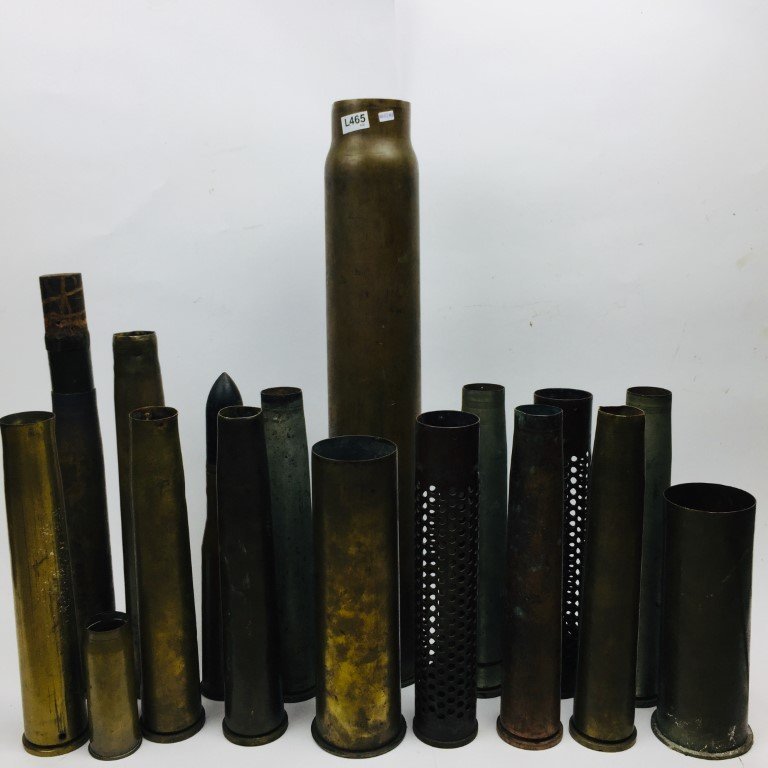 Diecisiete vainas de balas de cañón