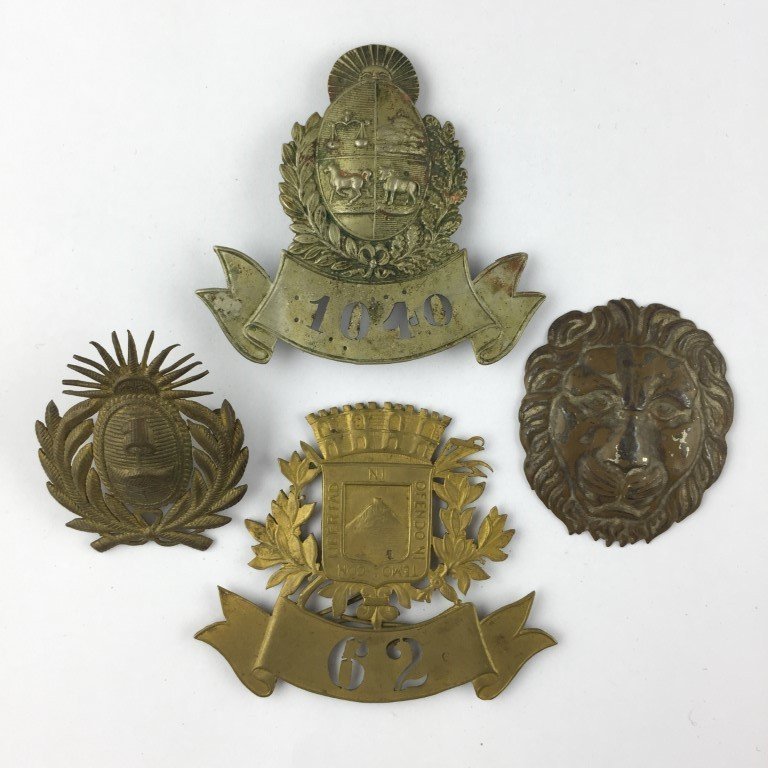 Cuatro insignias de casco
