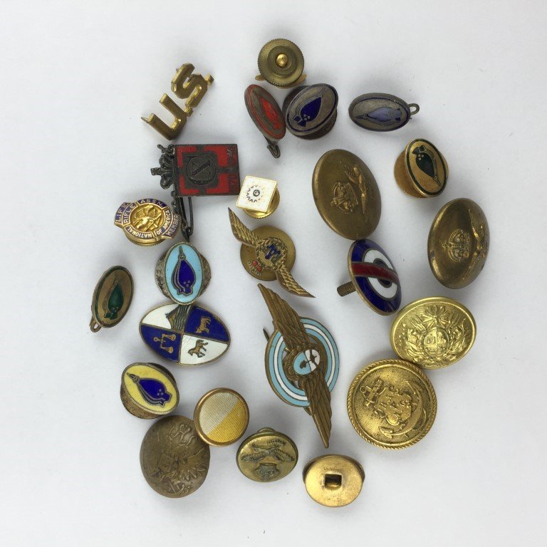 Veinticuatro pins militares