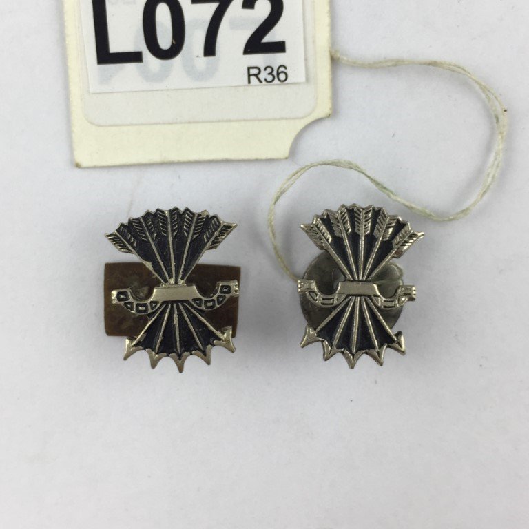 Dos pines solaperos de la Falange