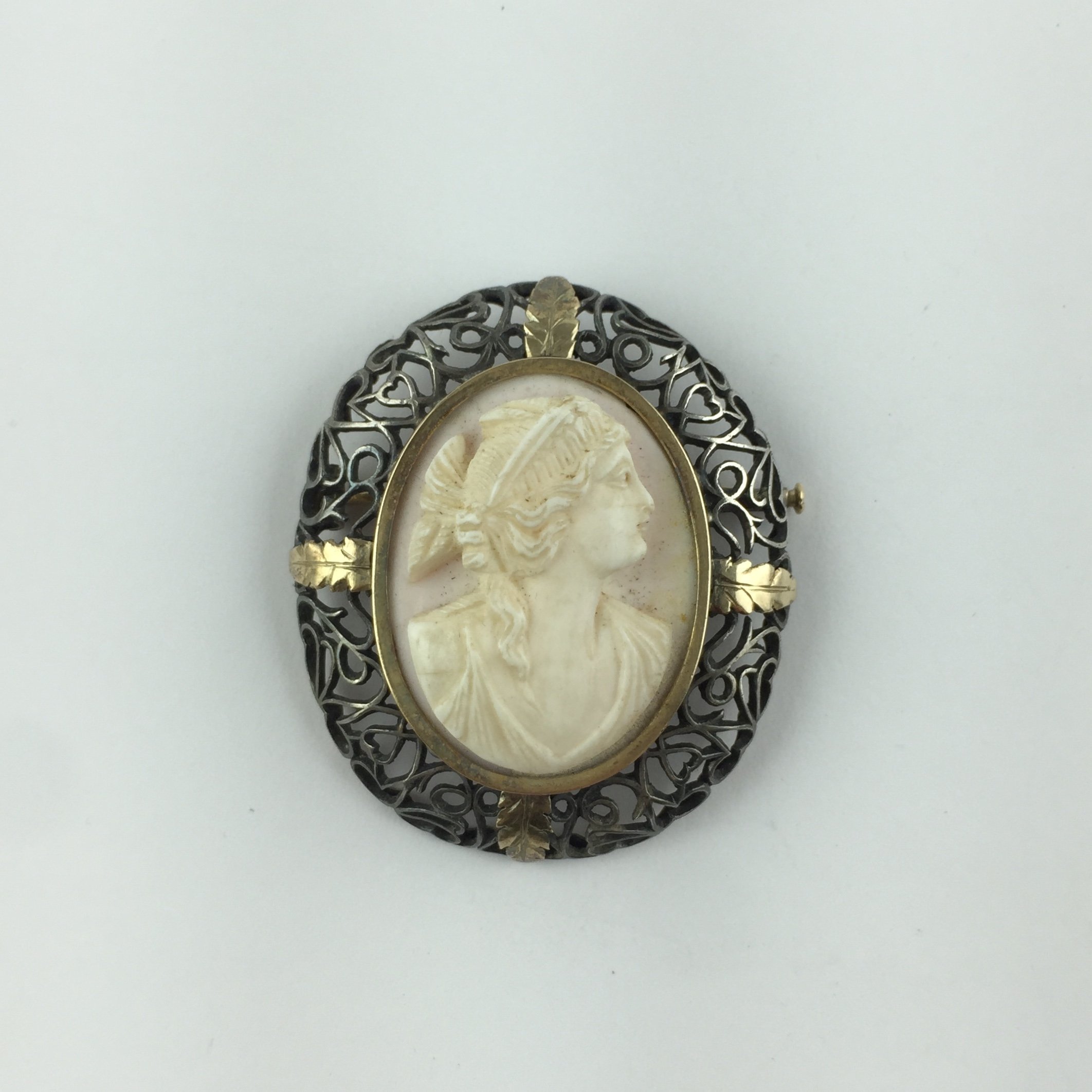 Prendedor plata, oro y camafeo