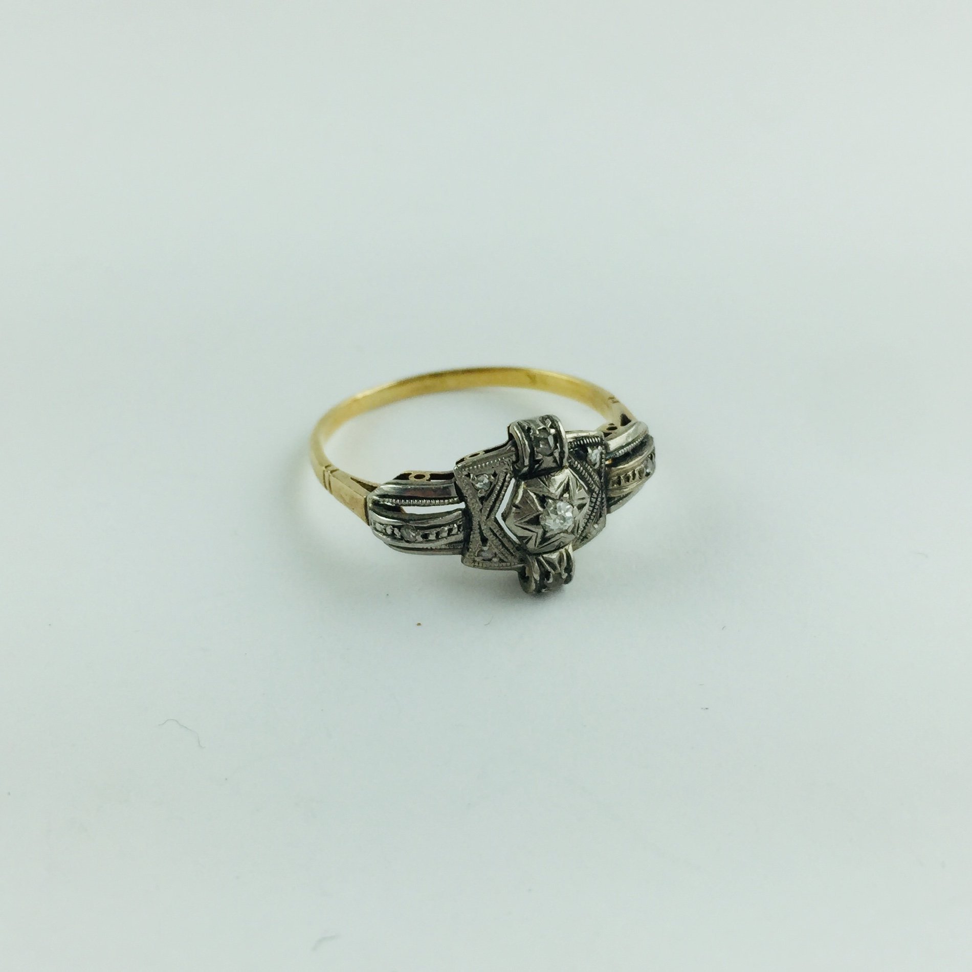 Anillo art decó oro 18, brillante y diamantes